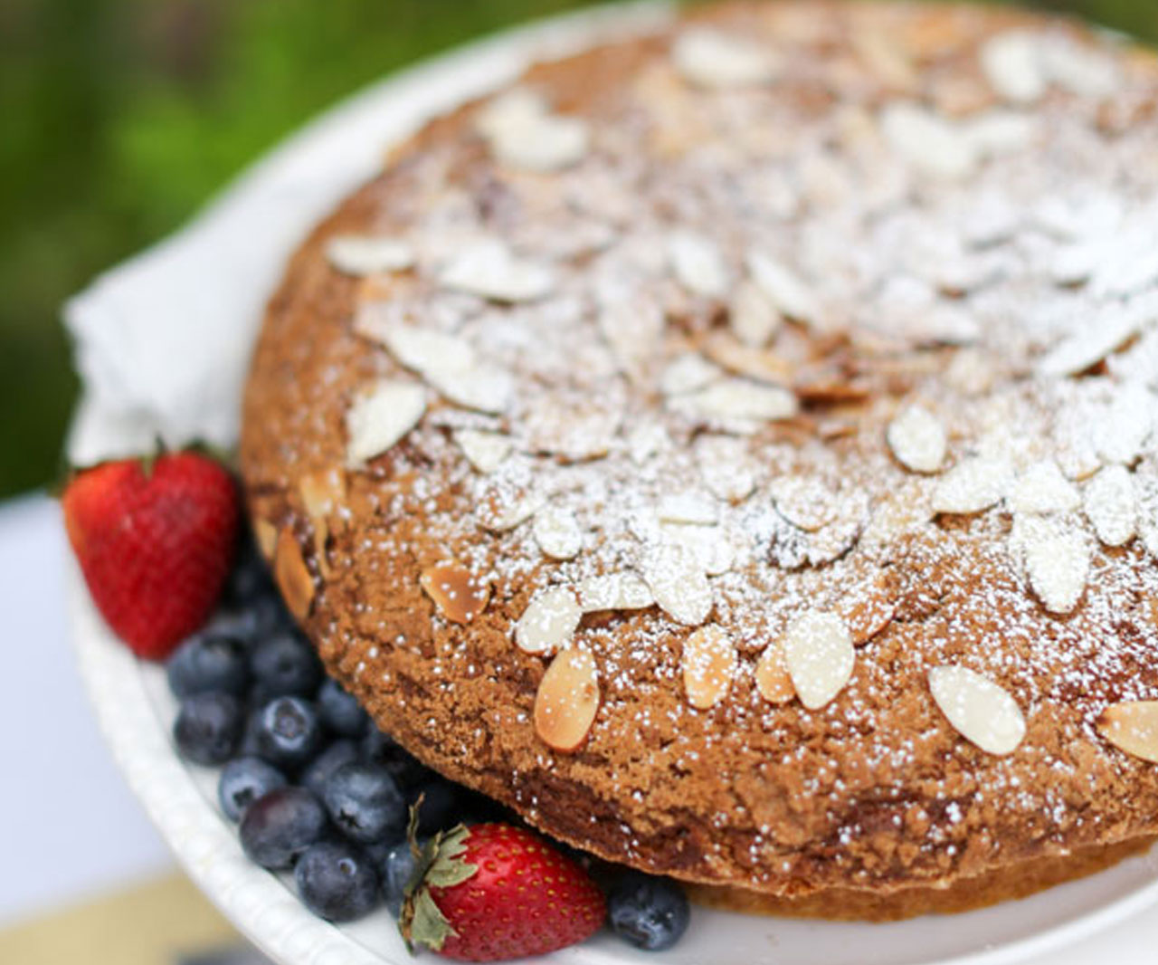 Almond coffee cake with berries.